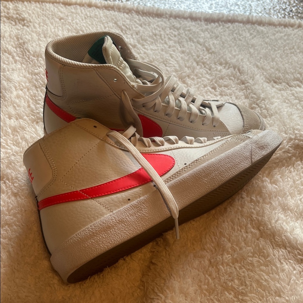 Nike Blazer Mid ‘77 Platinum Tint Bright Crimson